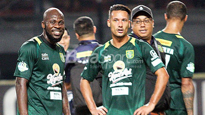 Pemain Persebaya Surabaya, OK Jhon (kiri) dan Raphael Maitimo (kanan), usai menjalani debut bermain bersama Persebaya kontra PSMS Medan, Rabu (18/7/2018) di Gelora Bung Tomo Surabaya.