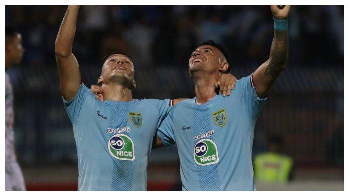 Pemain Persela Lamongan, Alex dos Santos Goncalves (kanan) bersama Rafinha (kanan) pada laga melawan Tira Persikabo di Stadion Surajaya, Minggu (25/8/2019)