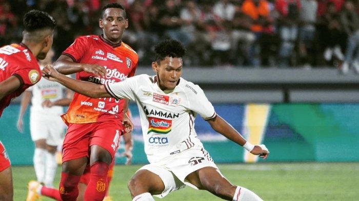 Pemain Persija Jakarta, Ginanjar Wahyu (jersey putih) saat menghadapi Bali United di pekan perdana Liga 1 2022/2023.