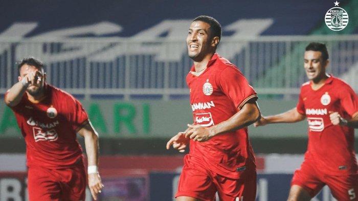 Pemain Persija Jakarta, Yann Motta bersama Marko Simic dan Otavio Dutra melakukan selebrasi setelah golnya ke gawang PSS SLeman pada laga perdana Liga 1 2021.