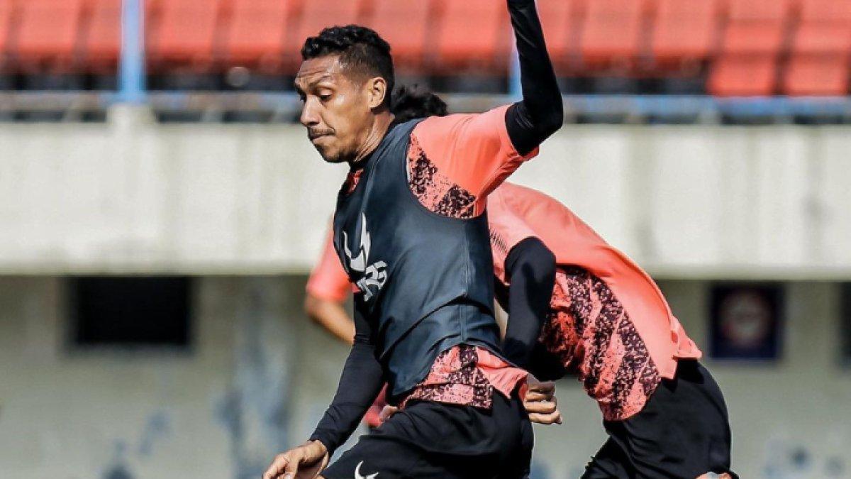 Pemain PSIS Semarang, Delvin Rumbino.