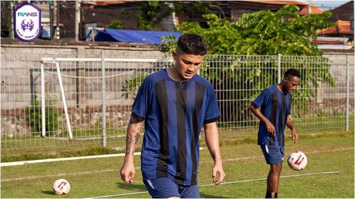 Pemain RANS Cilegon FC Syamsir Alam saat sedang menjalani latihan.