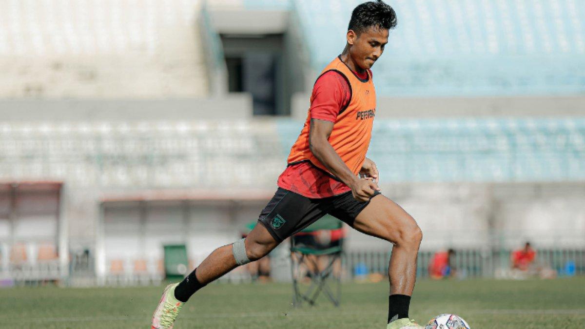 Pemain sayap Januar Eka saat menjalani latihan di Persebaya Surabaya pada gelaran Liga 1 2023.