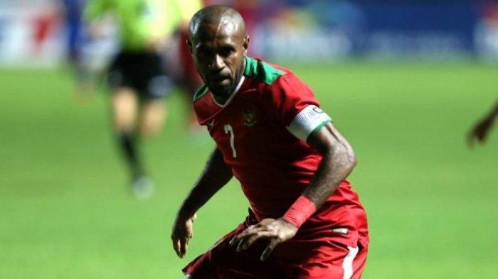 Pemain timnas Indonesia Boaz Solossa (kanan) berebut bola dengan pemain Thailand, Adison Promrak pada laga final Piala AFF Suzuki Cup 2016 leg pertama di Stadion Pakansari, Cibinong, Bogor, Jawa Barat, Rabu (14/12/2016). Indonesia menang 2-1 atas Thailand dan akan bertanding di final Piala AFF Suzuki Cup 2016 leg kedua di Stadion Rajamangala, Thailand, Sabtu (17/12/2016) mendatang.