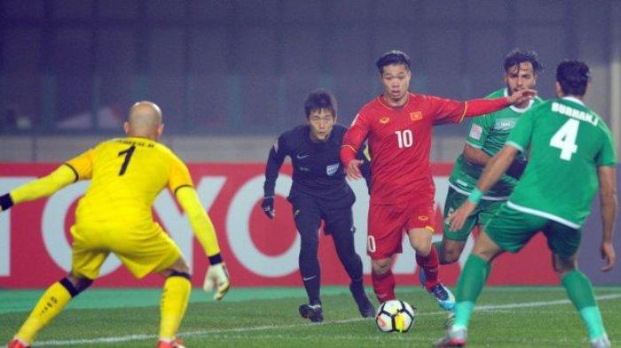 Pemain timnas U-23 Vietnam, Nguyen Cong Phuong saat menerobos lini pertahanan timnas U-23 Irak.
