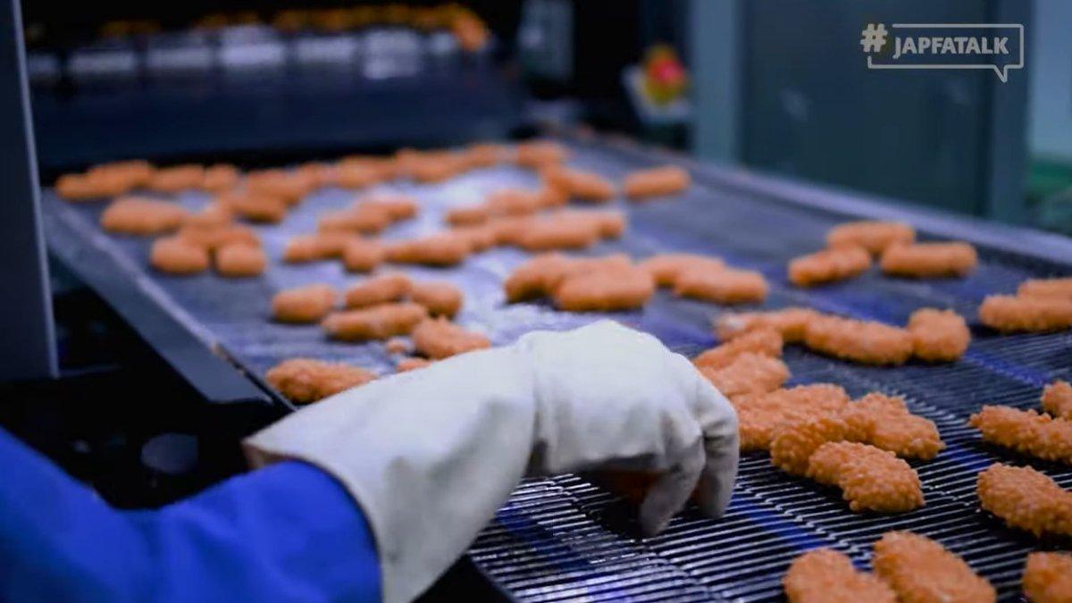 Proses pembuatan nugget di Pabrik So Good Food Cikupa di Tangerang.