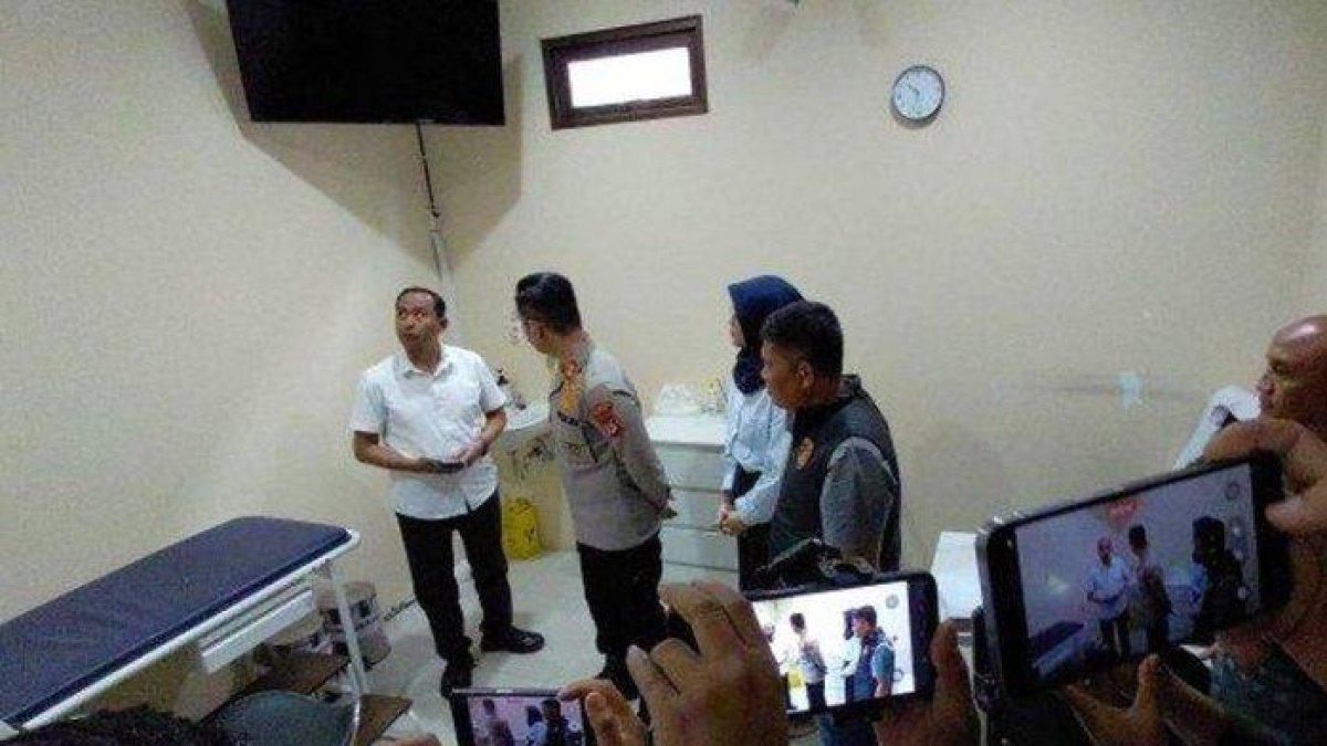PELECEHAN SEKSUAL DOKTER - Tim penyidik Polres Garut dipimpin langsung Kapolres Garut AKBP Fajar M Gemilang melakukan pemeriksaan ruangan tempat dokter kandungan melakukan pelecehan seksual terhadap pasiennya, Selasa (15/4/2025)