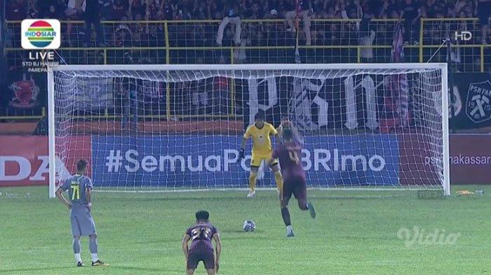 Penalti Yuran Fernandes di babak kedua yang membuat Persebaya Surabaya tertinggal 3-0.
