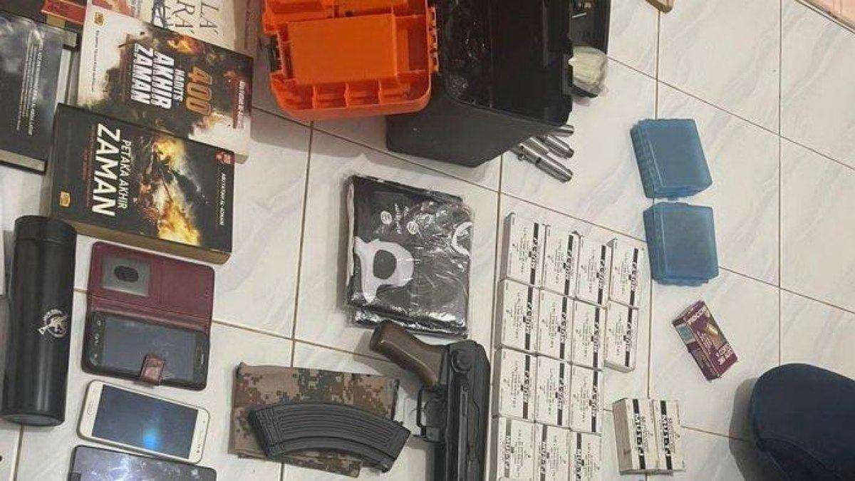 Terkuak penampakan rumah pegawai BUMN berinisial DE (28) yang terafiliasi ISIS. Diketahui DE diciduk Densus 88 Antiteror Polri, pada Senin (14/8/2023).