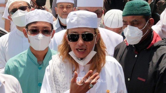 Penceramah Bahar bin Smith atau Habib Bahar tiba di Mapolda Jabar, Jalan Soekarno Hatta, Kota Bandung, Jawa Barat, Senin (3/1/2022). Bahar tiba di Mapolda Jabar untuk menjalani pemeriksaan terkait dengan kasus dugaan ujaran kebencian dalam sebuah ceramah di Garut dan Bandung.