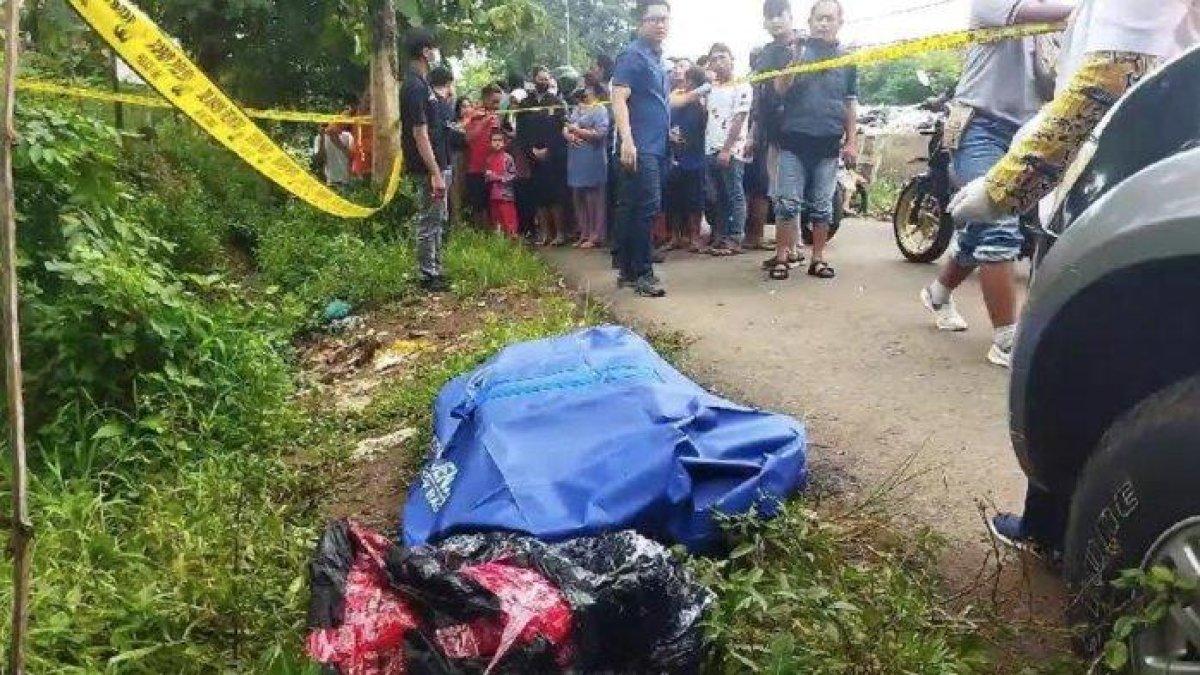 Penampakan paket yang berisi koper muat berbagai benda mencurigakan di selokan Desa Dadapan, Kecamatan Kendal, Kabupaten Ngawi, Kamis (23/1/2025)