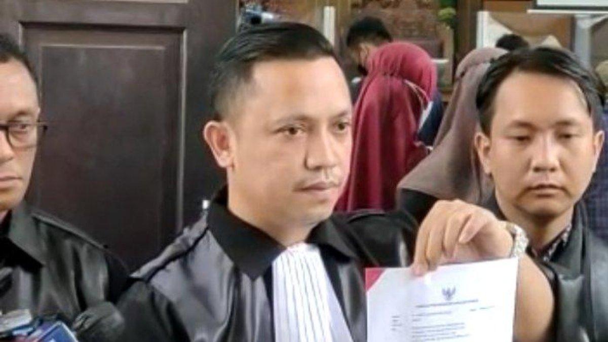 Kuasa hukum Richard Eliezer Pudihang Lumiu atau Bharada E, Ronny Talapessy saat ditemui awak media sebelum persidangan di Pengadilan Negeri (PN) Jakarta Selatan, Senin (5/12/2022).