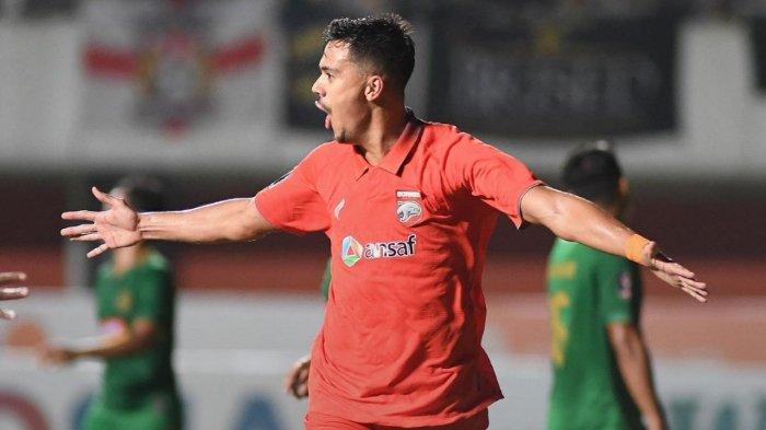 Mantan penyerang Borneo FC Matheus Pato melakukan selebrasi setelah mencetak gol ke gawang PSS Sleman pada babak semifinal Piala Presiden 2022 di Stadion Maguwoharjo, Sleman, Kamis (7/7/2022).