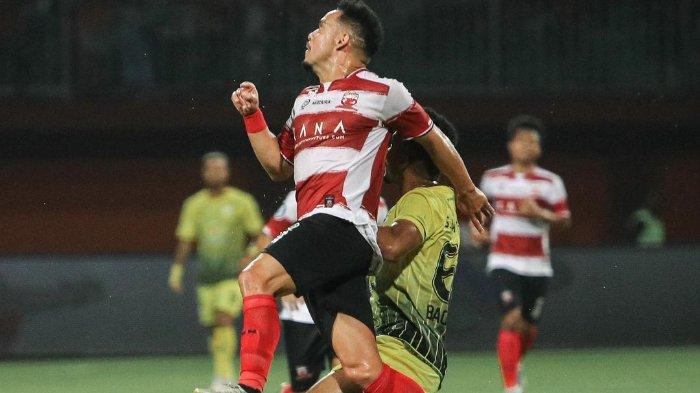 Penyerang Madura United, Lulinha berduel udara dengan pemain Barito Putera pada laga perdana Liga 1 2022 di Stadion Gelora Ratu Pamelingan, Madura, Sabtu (23/7/2022).