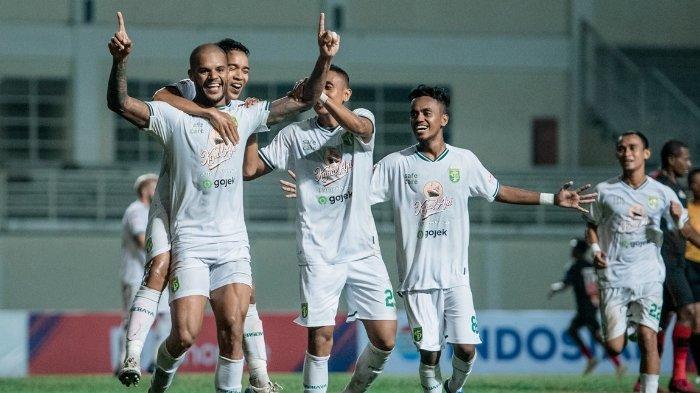 Penyerang Persebaya Surabaya, David da Silva saat merayakan golnya setelah menjebol gawang Persipura Jayapura di Stadion Aji Imbut Tenggarong, Minggu (24/11/2019). Persebaya Surabaya menang tipis 1-0 atas Persipura Jayapura.
