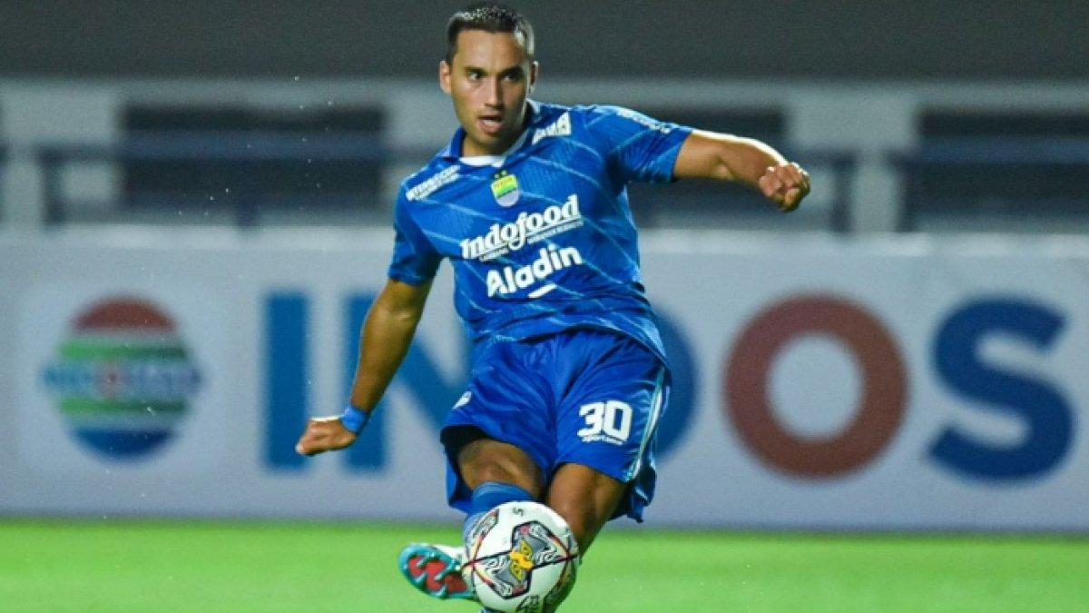 Penyerang Persib Bandung, Ezra Walian pada laga uji coba melawan Dewa United di Stadion Gelora Bandung Lautan Api (GBLA), Kamis (15/6/2023).