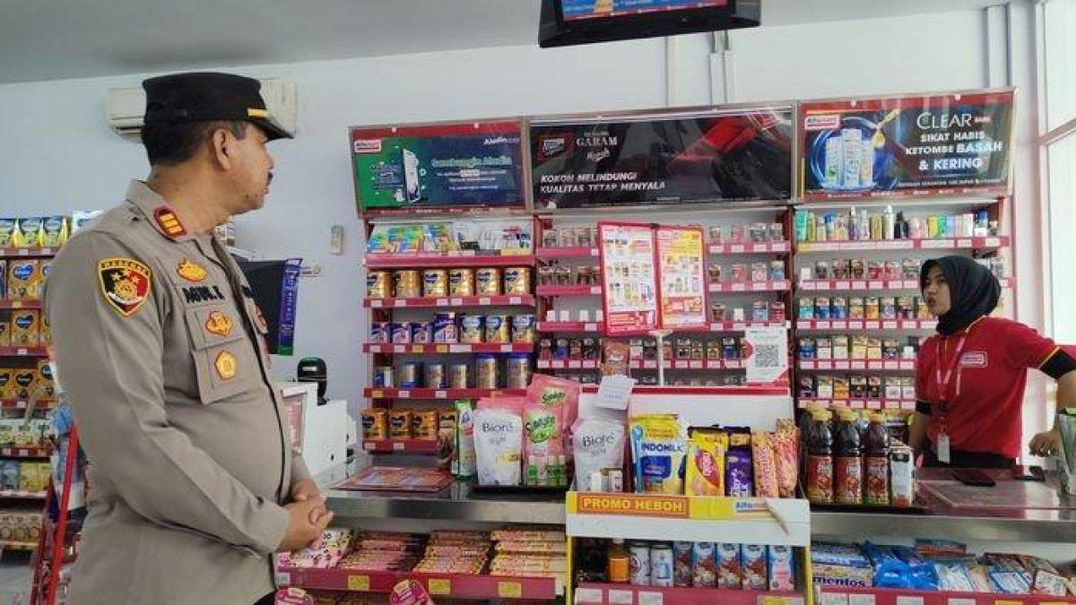 Polisi saat melakukan olah TKP di lokasi minimarket di Desa Gabus Kulon, Kecamatan Gabuswetan, Kabupaten Indramayu, Minggu (11/2/2024).