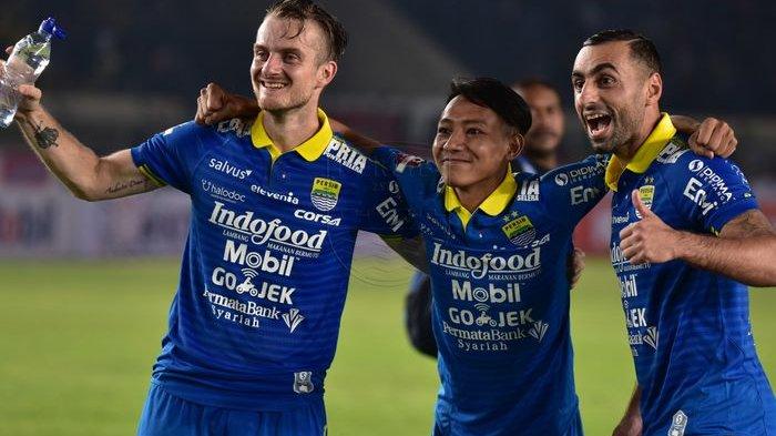 Pemain Persib Bandung, Rene Mihelic, Beckham Putra Nugraha, dan Artur Gevorkyan, saat merayakan kemenangan timnya atas Persipura Jayapura pada pekan pertama Liga 1 2019.