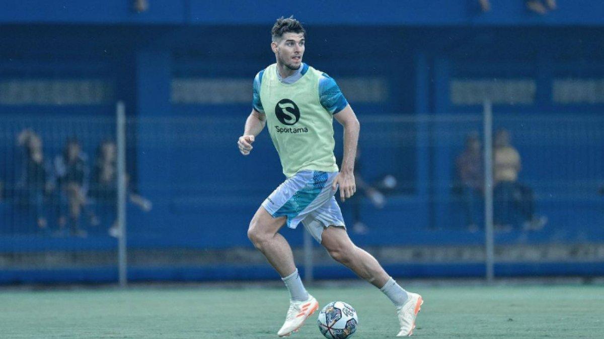 Bek asing Nick Kuipers mengikuti latihan Persib Bandung sebagai persiapan menatap kompetisi Liga 1 2023 di Stadion Persib Senin (5/6/2023).