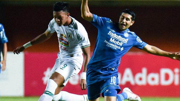 Pertandingan Persib Bandung vs PSS Sleman  dalam semifinal Piala Menpora 2021 di Stadion Maguwoharjo, Sleman, Jumat (16/4/2021) malam. Gelandang Esteban Vizcarra berebut bola dengan pemain PSS Sleman.