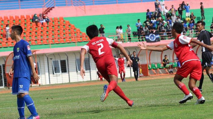 Kapten Persija Jakarta U-16 M. Uchida Sudirman memberikan apresiasi kepada suoppertnya, The Jakmania saat melawan Persib Bandung 9U-16 di Stadion Sultan Agung, Bantul, Yogyakarta, Minggu (29/9).