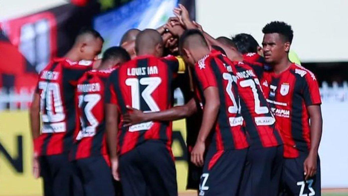 Skuad Persipura Jayapura pada gelaran Liga 2 2022. 3 mutiara Persipura Jayapura berpotensi panaskan bursa transfer pertengahan musim Liga 1 2022.