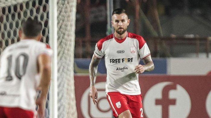 Aaron Evans saat memperkuat Persis Solo. Persis Solo kabarnya telah dapatkan pengganti Aaron Evans.