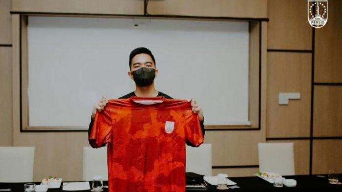 Salah satu pemilik baru Persis Solo, Kaesang Pangarep, berpose dengan jersey Persis seusai Rapat Umum Pemegang Saham Luar Biasa (RUPSLB) PT Persis Solo di Hotel Alila, Solo, Sabtu (20/3/2021).