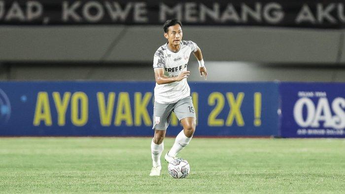 Pilar andalan Persis Solo, Kanu Helmiawan saat laga kontra Persijap Jepara. Kanu Helmiawan akan absen pada 'Derby Mataram' karena mendapat panggilan Timnas U-23.