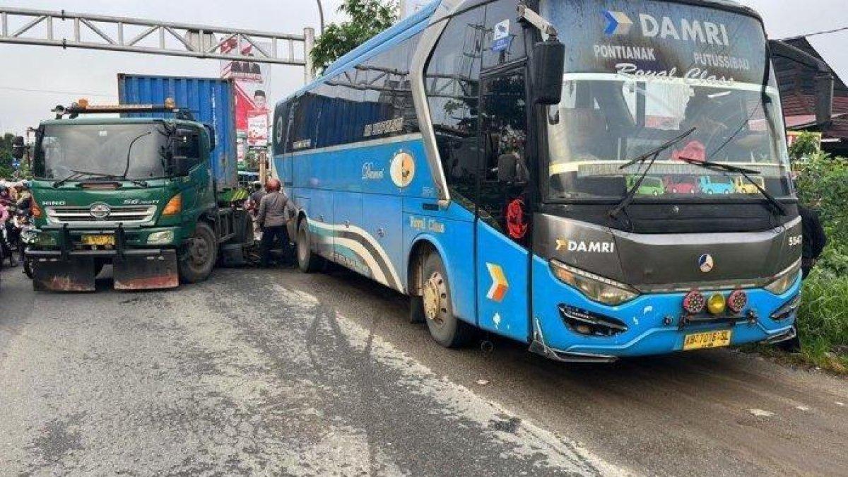Anggota Polisi Kubu Raya M Novandro di antara sepeda motor miliknya yang digunakan mengganjal bus DAMRI yang berjalan mundur di Jembatan Kapuas II, Sabtu 30 Desember 2023 pagi.