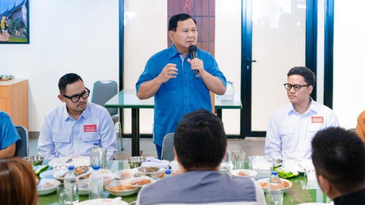 Momen ketika Prabowo Subianto hadiri peresmian rumah makan padang Payukumbuah milik Juragan 99 dan Arief Muhammad, Minggu (25/6/2023).