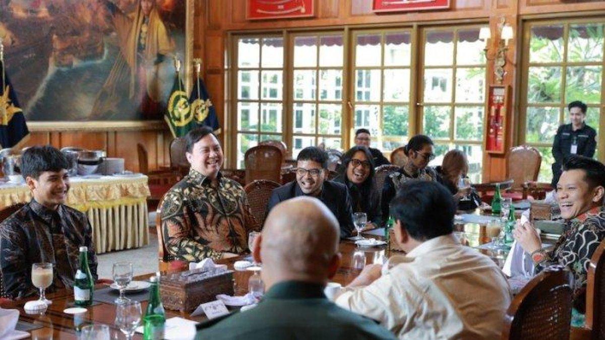 Menteri Pertahanan RI Prabowo Subianto saat bertemu para komika dan influencer di Kantor Kementerian Pertahanan, Jakarta, Kamis (4/8/2023).