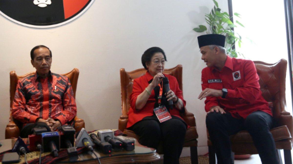 Presiden Joko Widodo (kedua kiri) bersama Ketua Umum Partai Demokrasi Indonesia Perjuangan (PDI Perjuangan/PDIP), Megawati Soekarnoputri (kedua kanan), Ketua DPP PDIP, Puan Maharani (kiri), dan Bakal Calon Presiden 2024 dari PDIP, Ganjar Pranowo