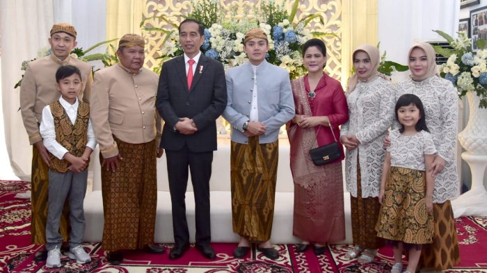 Presiden Jokowi, Iriana, beserta keluarga Lettu Teddy Indra Wijaya berfoto bersama