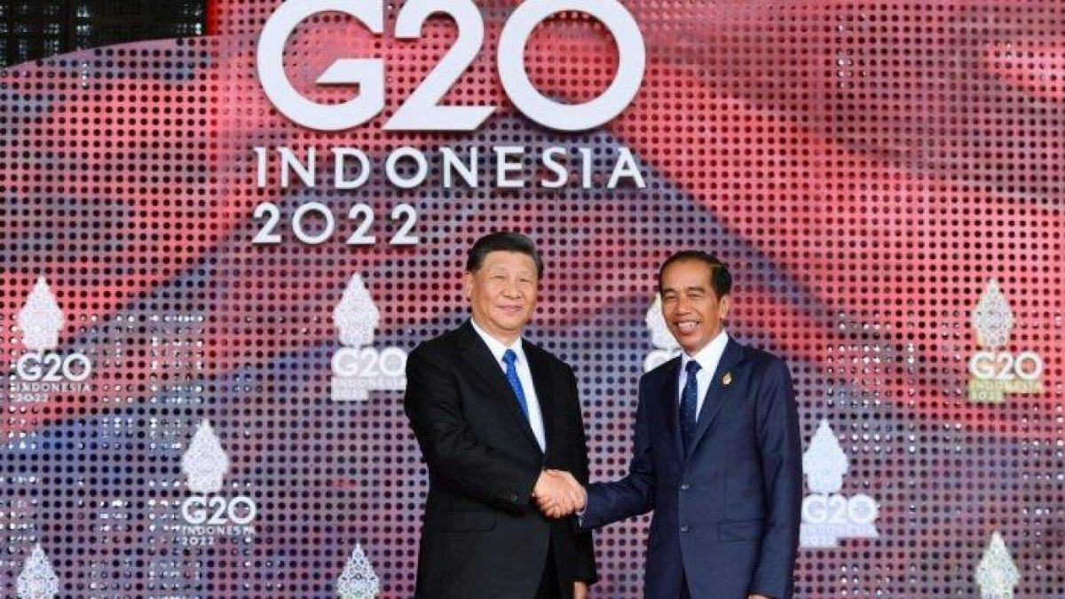 Presiden Jokowi menyambut Presiden Tingkok Xi Jinping yang hadir di KTT G20 di The Apurva Kempinski Bali, Selasa (15/11/2022).