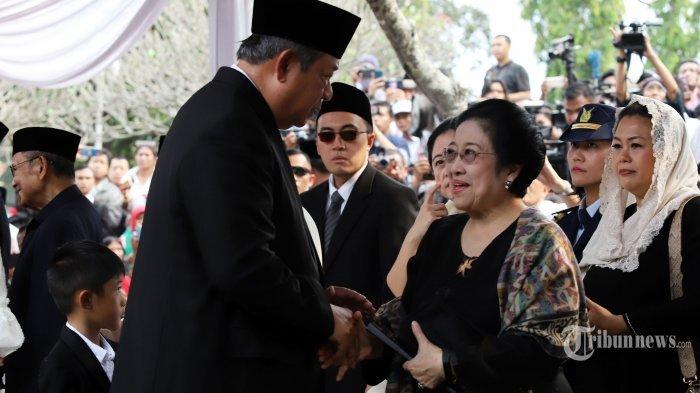 Presiden keenam RI Susilo Bambang Yudhoyono (kiri) berjabat tangan dengan Presiden kelima RI Megawati Soekarnoputri (kanan) saat pemakaman Ibu Ani Yudhoyono di Taman Makam Pahlawan Kalibata, Jakarta, Minggu (2/6/2019). SBY tak diundang