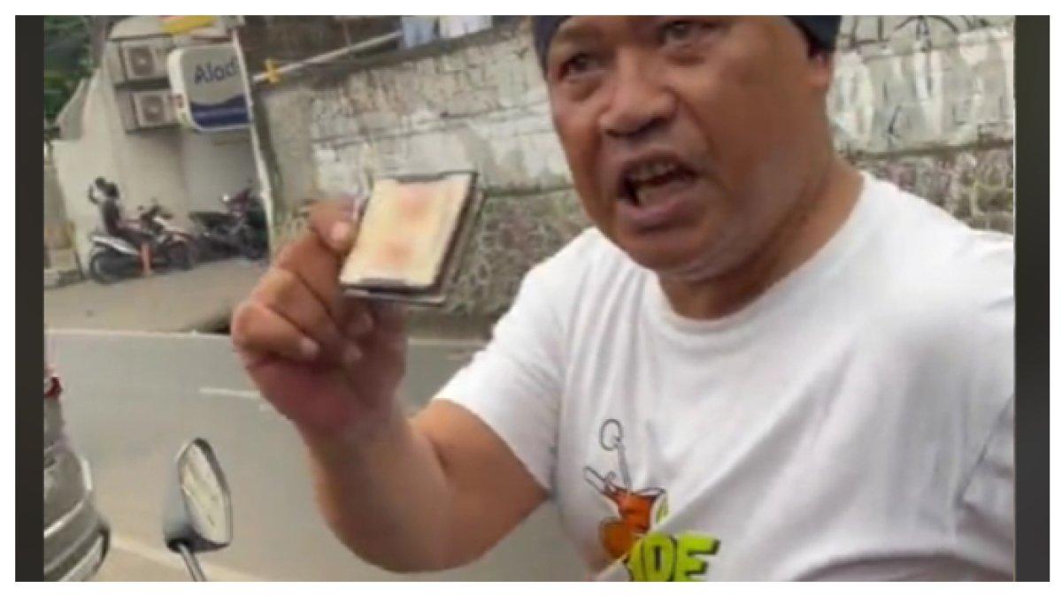 pria mengaku polisi mer