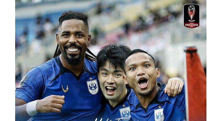 Carlos Fortes, Marukawa, dan Oktafianus Fernando saat merayakan gol PSIS Semarang saat melumat Persita Tangerang dengan skor 6-1 Senin (13/6/2022).