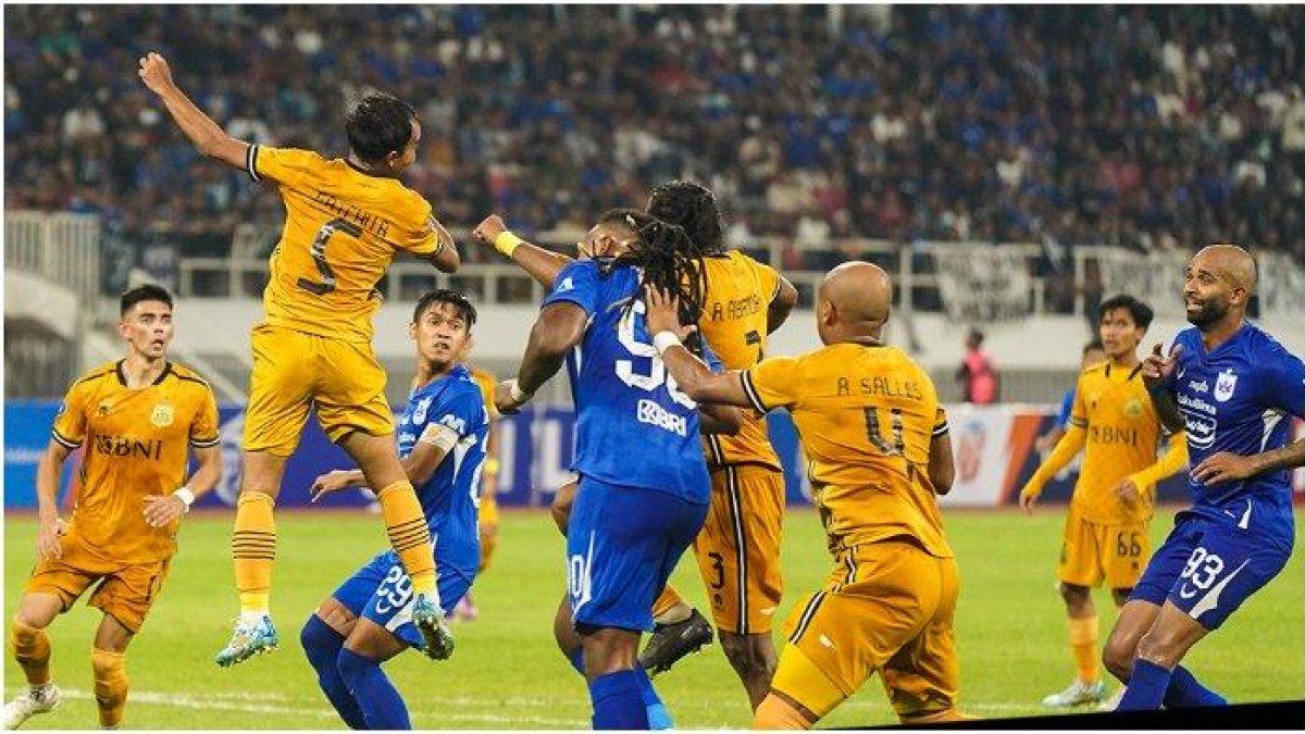 PSIS Semarang saat menghadapi Bhayangkara FC di Stadion Jatidiri, Semarang Senin (3/7/2023). PSIS Semarang menang secara dramatis dengan skor 3-1 di lanjutan Liga 1 2023/2024.