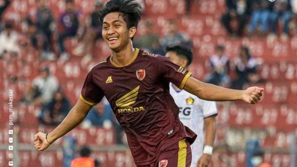Pemain Muda PSM Makassar Sulthan Zaky selebrasi seusai mencetak gol.