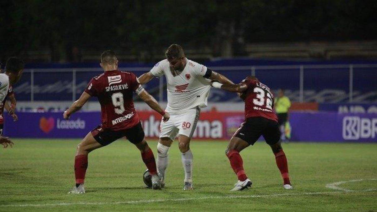 Kapten PSM Makassar, Wlijan Pluim, saat dijaga dua pemain Bali United pada laga lanjutan pekan ke-23 Liga 1 2021/2022, Senin (7/2/2022) malam.