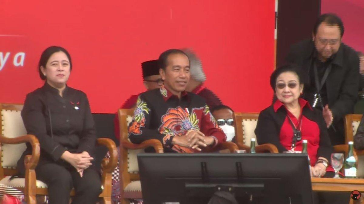 Ketua DPP PDIP Puan Maharani (kiri), Presiden RI Joko Widodo (tengah) dan Ketua Umum PDIP Megawati Soekarnoputri duduk bersama di acara HUT ke-50 PDIP di JI Expo Kemayoran, Jakarta Pusat, Selasa (10/1/2023).