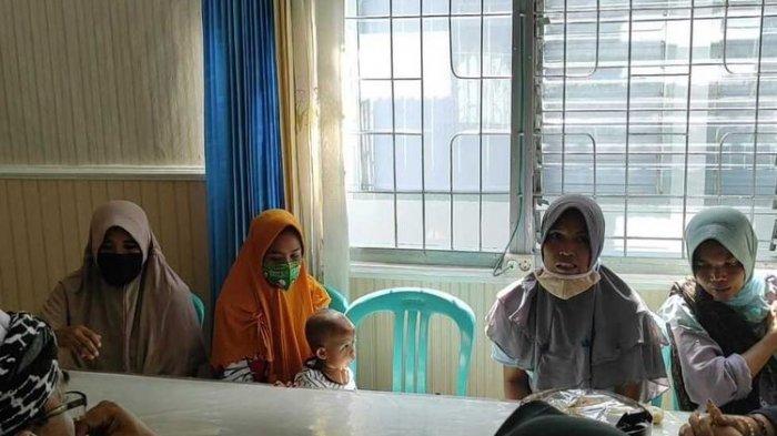 Sebanyak empat perempuan asal Desa Wajageseng, Kecamatan Kopang, Lombok Tengah, Nusa Tenggara Barat, harus mendekam di Rumah Tahanan (Rutan) Praya sejak Rabu (17/2/2021). Dua di antaranya membawa balita ke Rutan Praya karena masih menyusui.