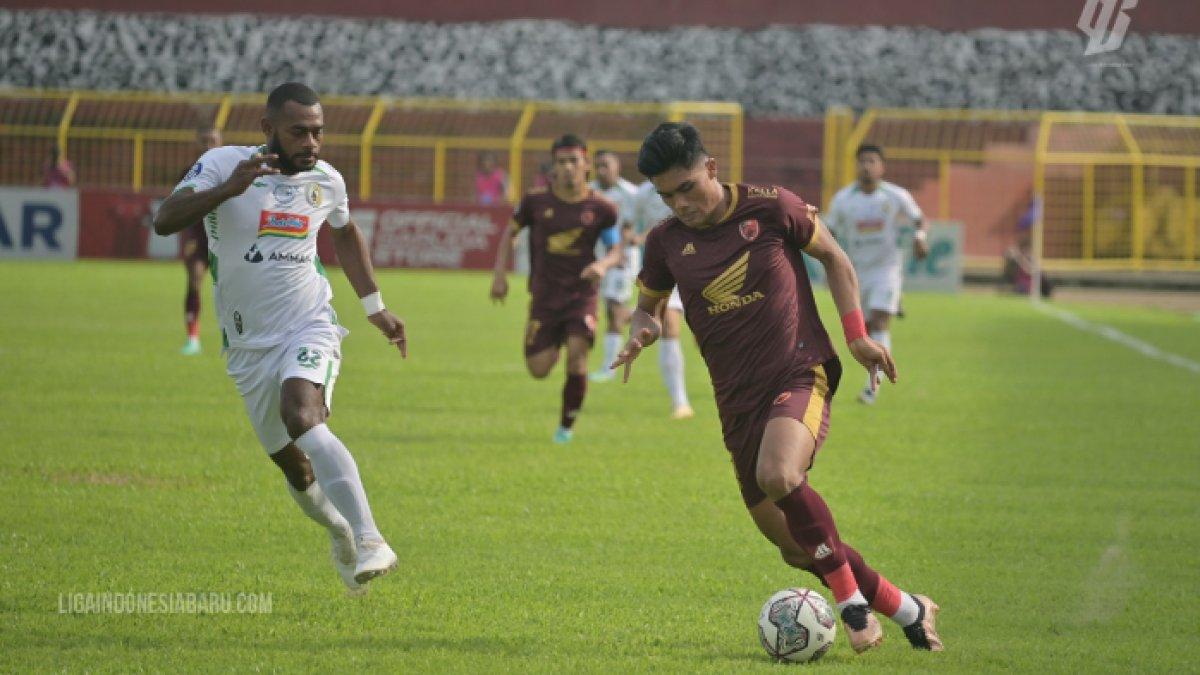 Ramadhan Sananta saat berseragam PSS Sleman (kanan).