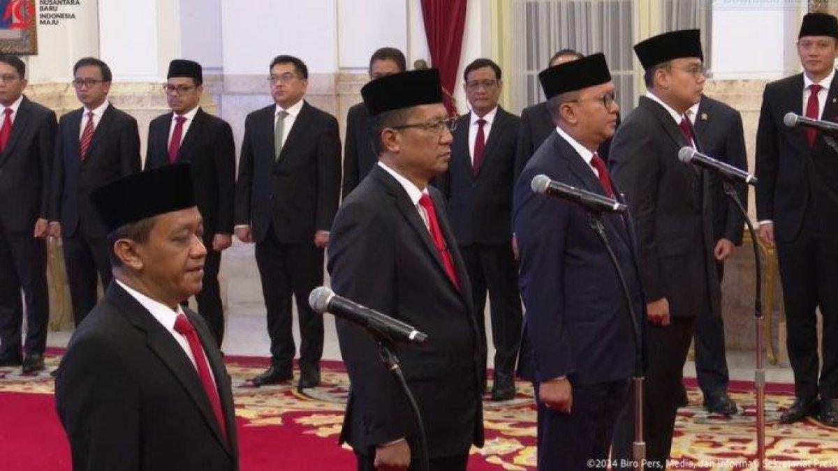 Presiden Joko Widodo (Jokowi) melakukan perombakan atau reshuffle kabinet, sejumlah pejabat dilantik pada Senin (19/8/2024), di Istana Negara Jakarta.