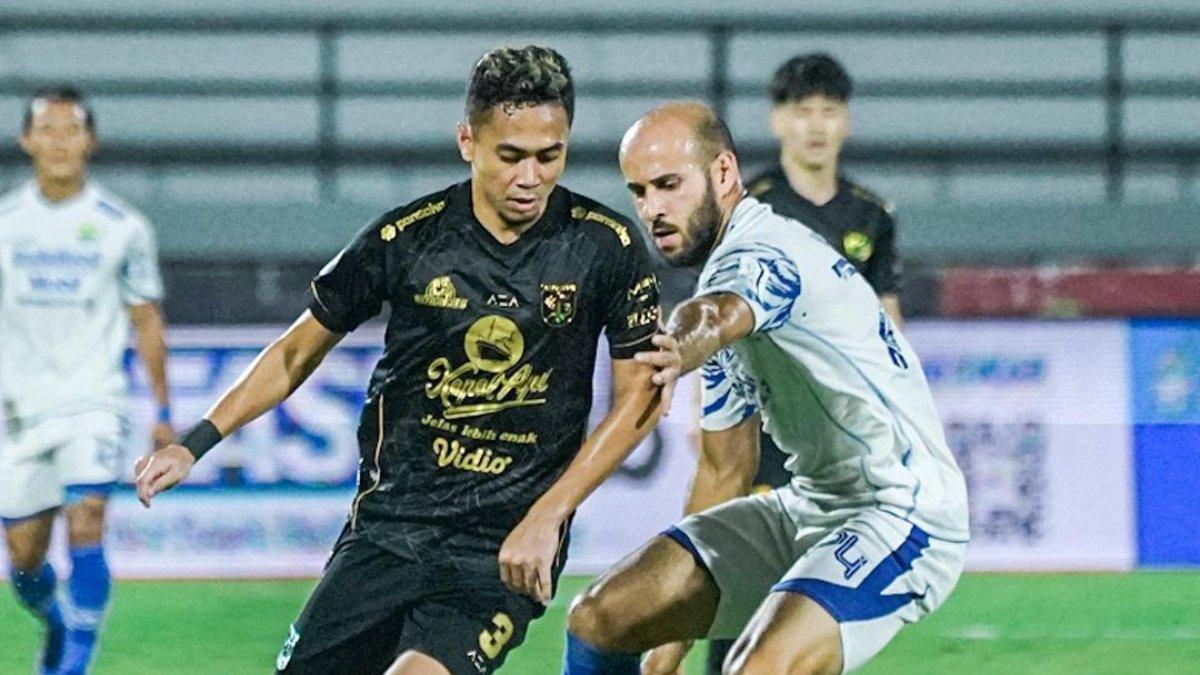 Reva Adi ketika berseragam Persebaya Surabaya (kiri) di perhelatan Liga 1 2021/2022.