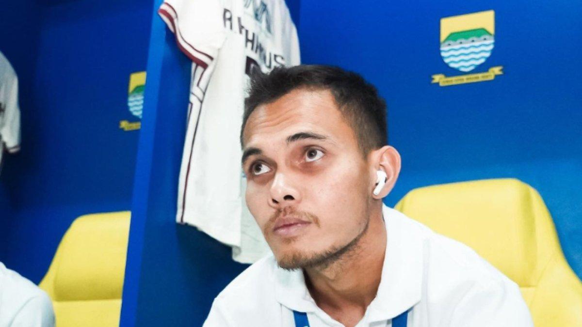 Bek kiri Persija Jakarta Rezaldi Hehanusa. Rezaldi Hehanusa resmi bergabung dengan Persib Bandung dengan menebus sisa kontrak, skema tukar guling tak jadi terealisasi?