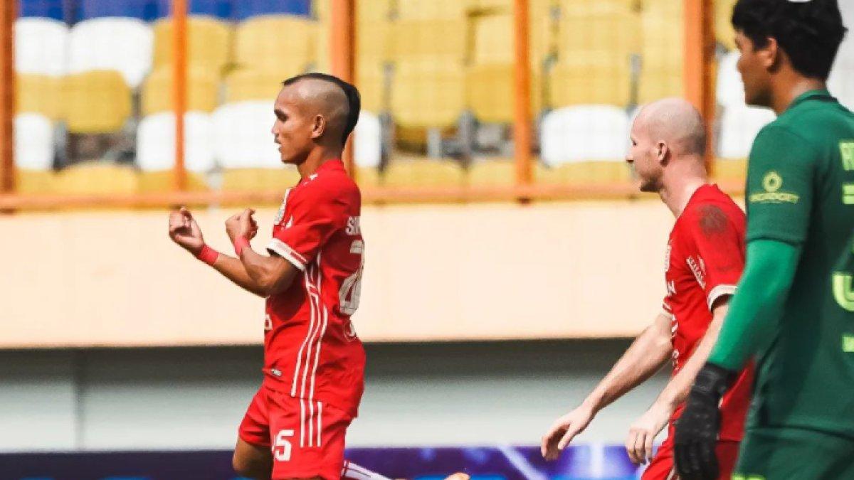 Dua penyerang Persija Jakarta, Riko Simanjuntak dan Michael Krmencik saat melawan PSIS Semarang dalam laga lanjutan pekan 31 Liga 1 2022/2023 di Stadion Wibawa Mukti, Bekasi, Jawa Barat pada Kamis (16/3/2023).