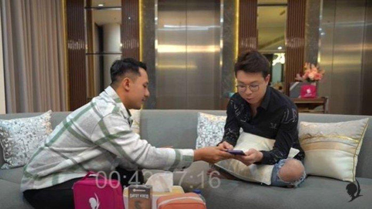 Mantan suami Meylisa Zaara, RK Atok (kiri) saat menunjukkan riwayat percakapannya dengan dokter Oscar Renagalih kepada Richard Lee (kanan) sebagai bentuk klarifikasi atas tuduhan gay yang dilayangkan kepadanya.