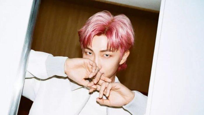 RM, anggota grup BTS. RM berhasil mempopulerkan buku bertajuk Dying Young yang hampir 20 tahun tidak dicetak lagi dan menjadi buku terlaris di Korea Selatan.